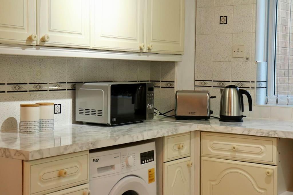 Lovely Staycation With Family Free Parking & Wifi Leeds  Ngoại thất bức ảnh