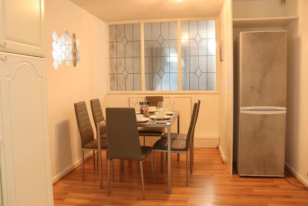 Lovely Staycation With Family Free Parking & Wifi Leeds  Ngoại thất bức ảnh